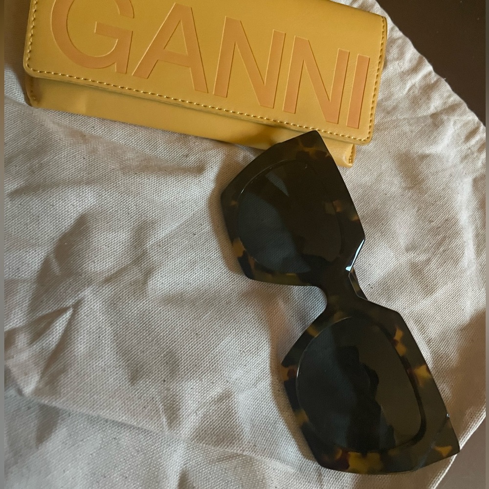 Ganni sunglasses in tortoise - includes original case